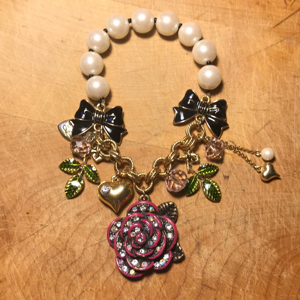 Betsey Johnson bracelet 🎀